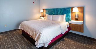 Hampton Inn & Suites Charlotte-Airport - Charlotte - Bedroom