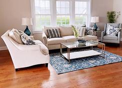 Morning Star Direct front Ocean Beach -Beyond spectacular Long Island Sound - Stamford - Living room