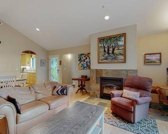 Private creekside oasis on 6 acres with furnished patio & bonus sleeping den - Sebastopol