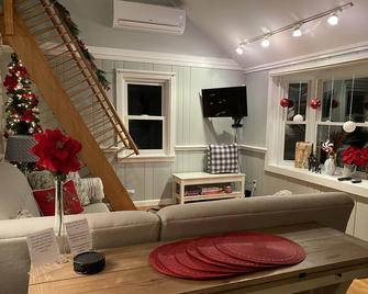 Cozy cottage near downtown Clinton, Marina & Hammonasset Park - Clinton - Living room