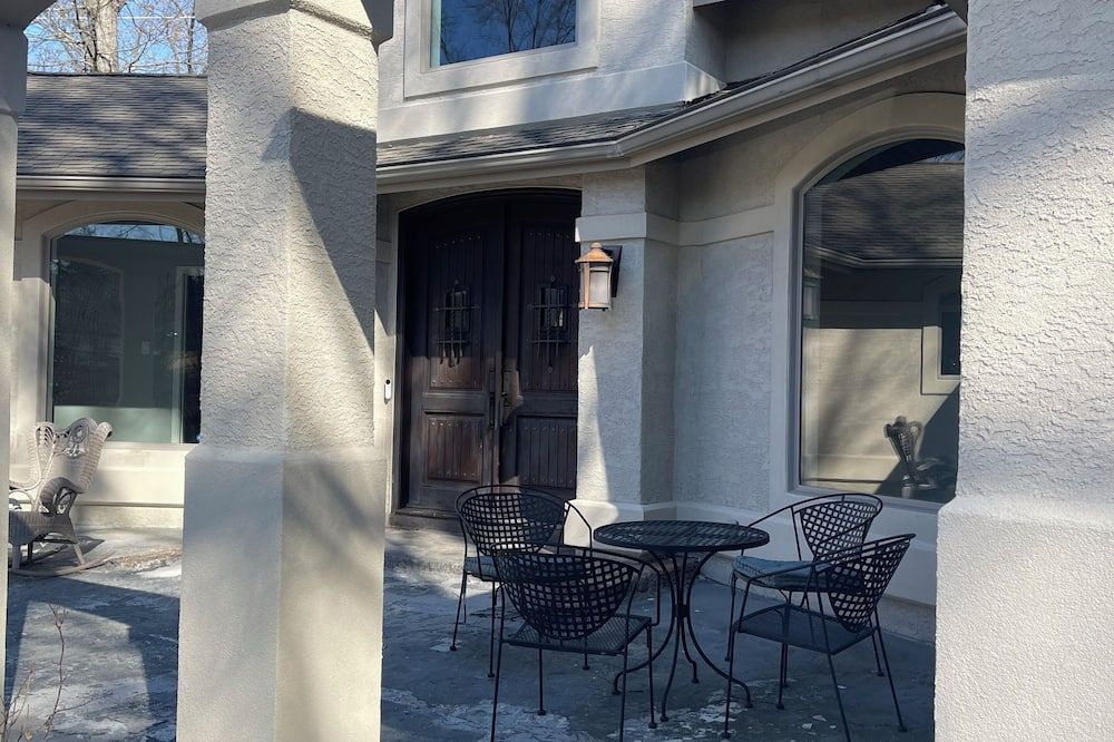 Fabulous Home 4-Bedroom 3 Full Baths and Indoor Pool-Spa/Nature Lovers Vibe!