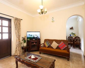 Vacation Home Stay Goa - Candolim - Living room