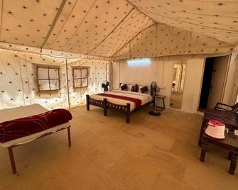 Gujarat Resort Jaisalmer - Jaisalmer - Bedroom