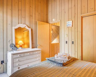 0.5 Mi to Dtwn & Trails: Conway Condo w/ Hot Tub! - Conway