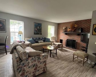 Spacious 4 Bedroom Rental - Grayslake - Living room