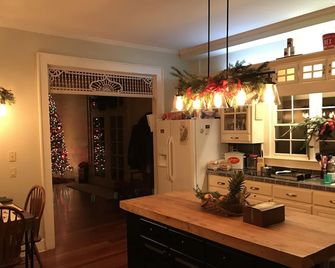Historic 1884 Bed & Breakfast EnSuite Near Dollywood! Sleeps 3 & Pvt bath shower - Sevierville - Cuisine