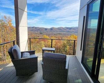 Modern 5 bedroom retreat w/ mountain views. Sauna + Wood fired pizza oven! - Nellysford - Balcony
