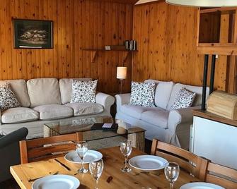 Loch Monzievaird Chalets - Crieff - Living room