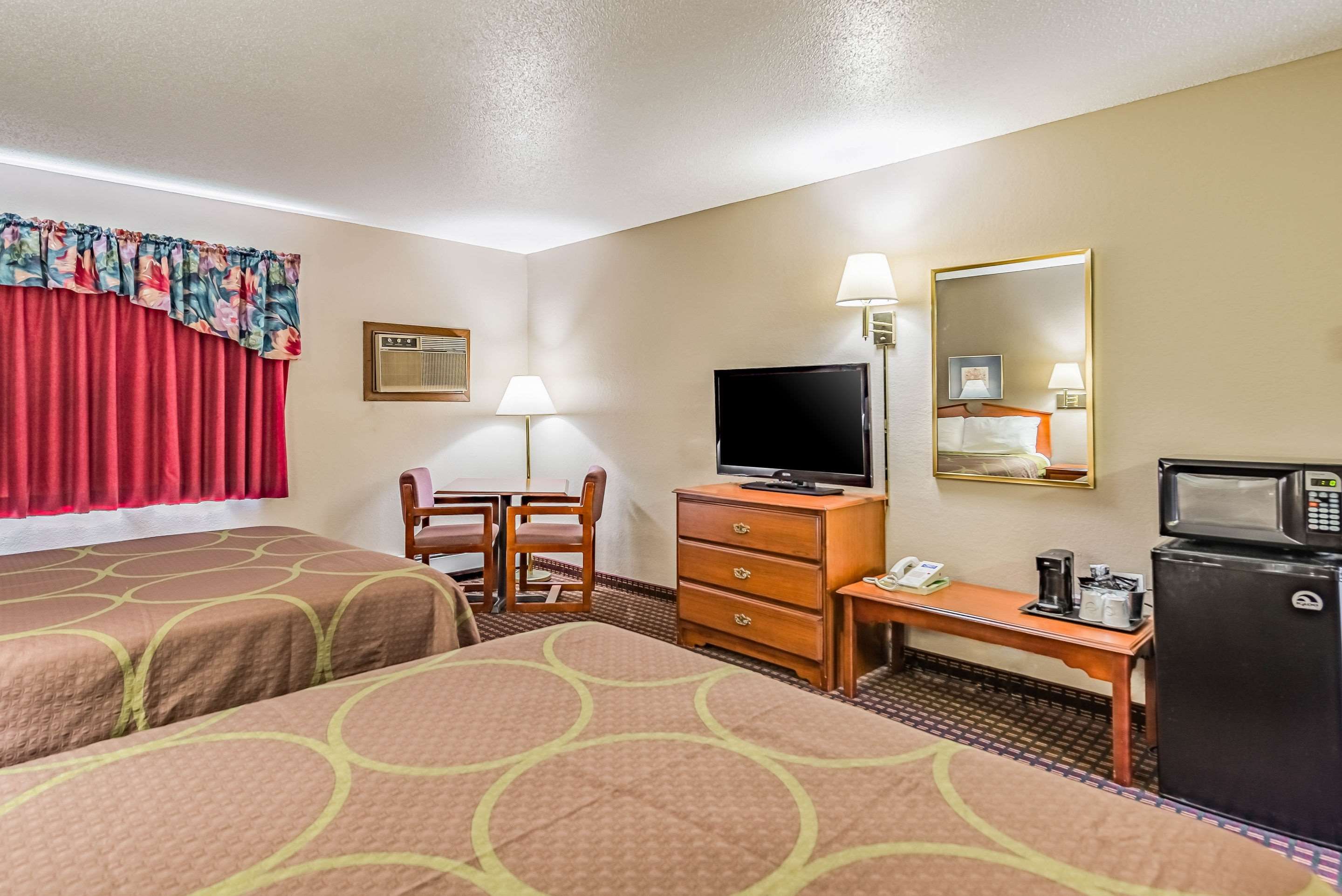 Bedroom view of Rodeway Inn