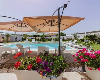 Resort Leonardo - Pool and Restaurant - San Foca - Piscina