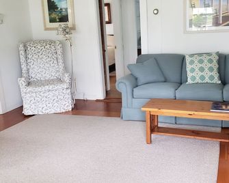 Little Gem with stunning water view of Great Bay and 1/4 mile from Bristol Beach - East Falmouth - Living room