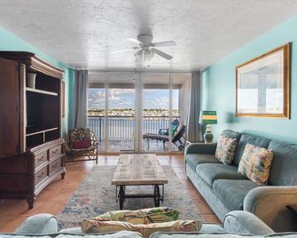 Flamingo Retreat-waterfront 2BR 2BA condo w/ pool & boat slip - Key West - Salon