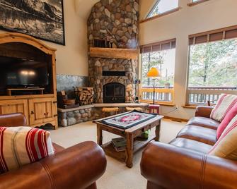 Gorgeous lakefront cabin with fireplace & deck - 5 miles to Glacier - West Glacier - Sala de estar