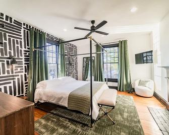 Grand Historic Downtown Home that Gives Back - Lynchburg - Bedroom