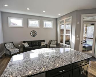 Luxury Lake Home, Stunning Views, Best Location! - Buford - Eetruimte
