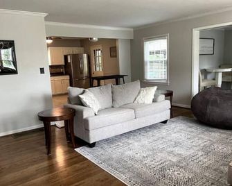 Newly renovated- 2.5 mi to Downtown Riverfront - Owensboro - Wohnzimmer