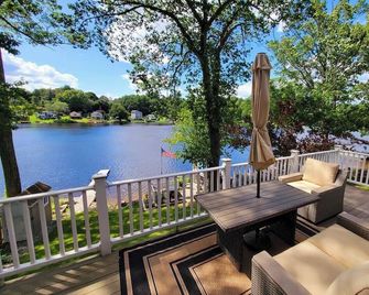 Lakefront : private dock, kayak, fire pit, boat rental & tubing option for kids - Charlton - Balcón