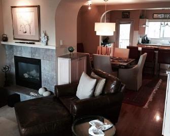 Elegant and Beautifully Furnished Ocean View Townhouse! WiFi, Gourmet Kitchen. - Depoe Bay - Living room