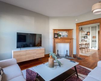 Robin's Egg, Private Downtown, Pet-Friendly Gem - Columbus - Living room