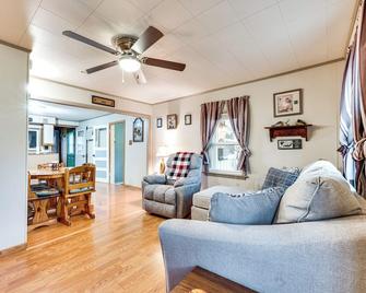 Charming Spirit Lake Home - 6 Mi to Arnolds Park! - Spirit Lake - Living room