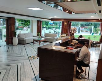 Hotel Suruchi (A minute walk from Gole ka Mandir) - Gwalior - Lobby