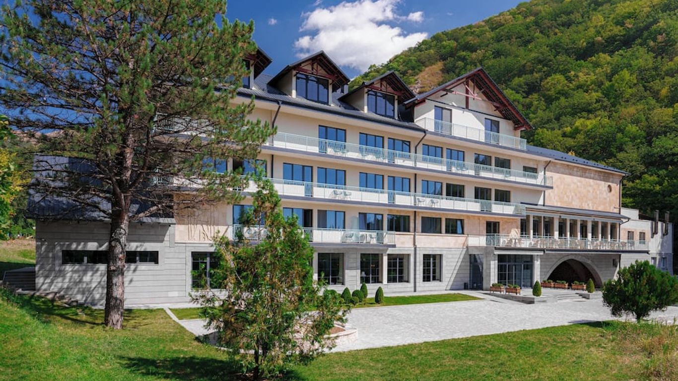 Apricot Aghveran Resort