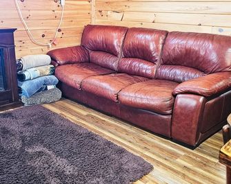 Quaint Cabin - 8 minutes from Ark Encounter!! Country setting, near town!! - Dry Ridge - Huiskamer