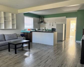 Spacious Urban Retreat Queen Bed & Sofa Bed Near Finch Subway Sleeps 4 - โตรอนโต - ห้องครัว