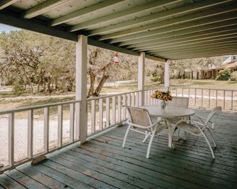 The Ranch Cabin @ Whiskey Mountain Great Location! - Leakey - Balcony