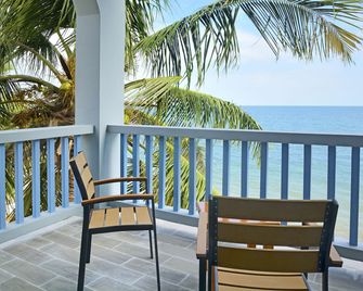 Parrot Cove Lodge - Hopkins - Balkon