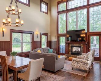 Spacious 4-bedroom/4 bath townhome in fabulous Parkville with golf course views - Parkville