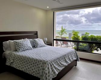 Beach & Oceanfront Stunning 6-Bedroom Home. Newly Remodeled 2nd Floor Addition! - Playa Hermosa - Habitación