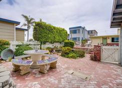 Peaceful Oxnard Getaway - Walk to the Beach! - Oxnard - Innenhof