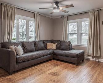 Relaxing Rockford Stay 3 br 1 bath in the heart of Northern Illinois Family Friendly - Rockford - Living room