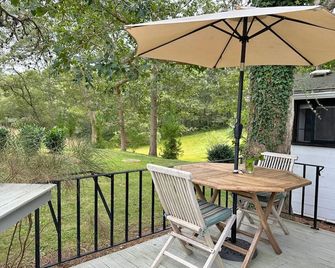 Small One Bedroom Private Cottage on Large Quiet Property. - Vineyard Haven - Patio