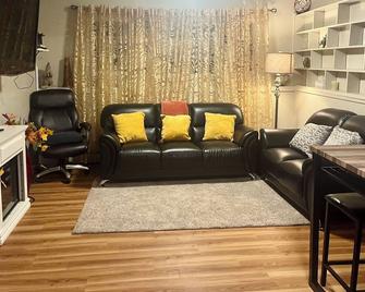 Your Ak Home Away From Home In Alaska! Private Downstairs/Basement 2 Bedroom Apt - Anchorage - Sala de estar