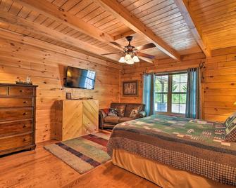 Trenton Cabin with Hot Tub - 14 Mi to Lookout Mtn! - Trenton - Bedroom