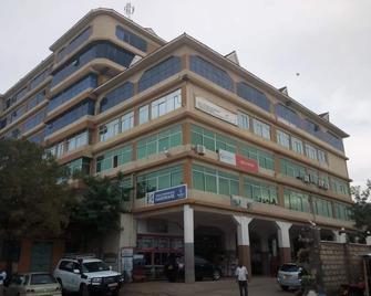 Isiolo landmark hotel - Isiolo - Edificio