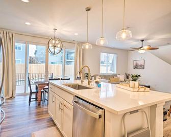 Bright Colorado Springs Home, 10 Mi to Dtwn! - Fountain - Kitchen