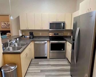 Cannery Square Short Term Rentals -104 by Patriot - Sun Prairie - Kuchyň