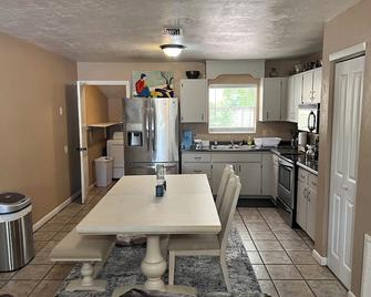 Cozy 2-bedroom house in charming Chiefland with WiFi, AC - Chiefland - Cocina