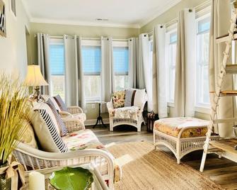 The Sweet Suite Escape: Luxury Comfort, Stunning Views, and Private River Access - Deltaville - Living room