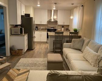 Newly remodeled home just minutes from Galveston - La Marque - Living room