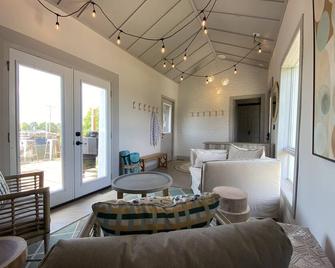 Thunderbird Farm - Luxury 5-Bedroom Farmhouse w/ Pool & Hands-On Farm Experience - Kawartha Lakes - Living room