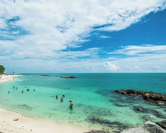 Beach House Condo by AvantStay - Key West - Strand