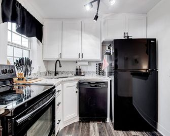 #1 Cottage in Old Town Burleson walk to entertainment & restaurants-Free parking - Burleson - Kitchen