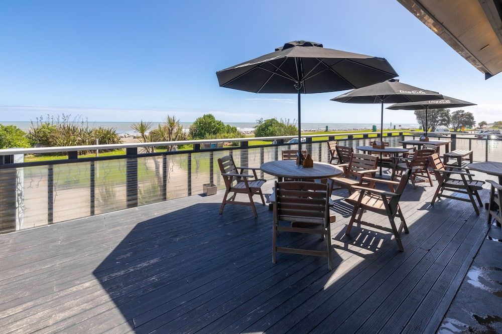 Beachfront Hotel - Hokitika - Balcony