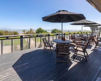 Beachfront Hotel - Hokitika - Balcony