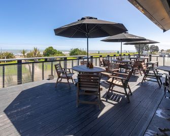 Beachfront Hotel - Hokitika - Balcony
