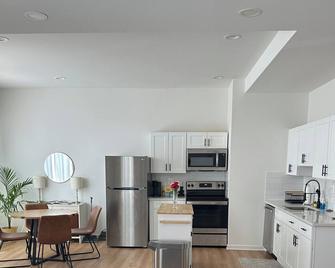 Cozy 1-bedroom apartment in charming Baltimore w/ Fast WiFi, AC, Private Parking - Baltimore - Kitchen